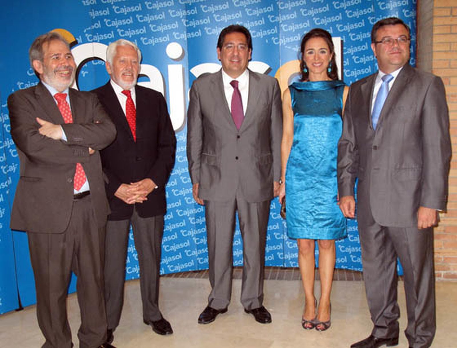 Ángel López, coordinador del Instituto de Estudios Cajasol; el abogado Francisco Ballester, director del curso de Asesoría Jurídica de Empresas; Antonio Pulido, presidente de Cajasol, Rosa Santos, subdirectora general Institucional y Obra Social de Cajasol, y el subdelegado del Gobierno en Sevilla, Faustino Valdés.   Foto: Victoria Ramírez