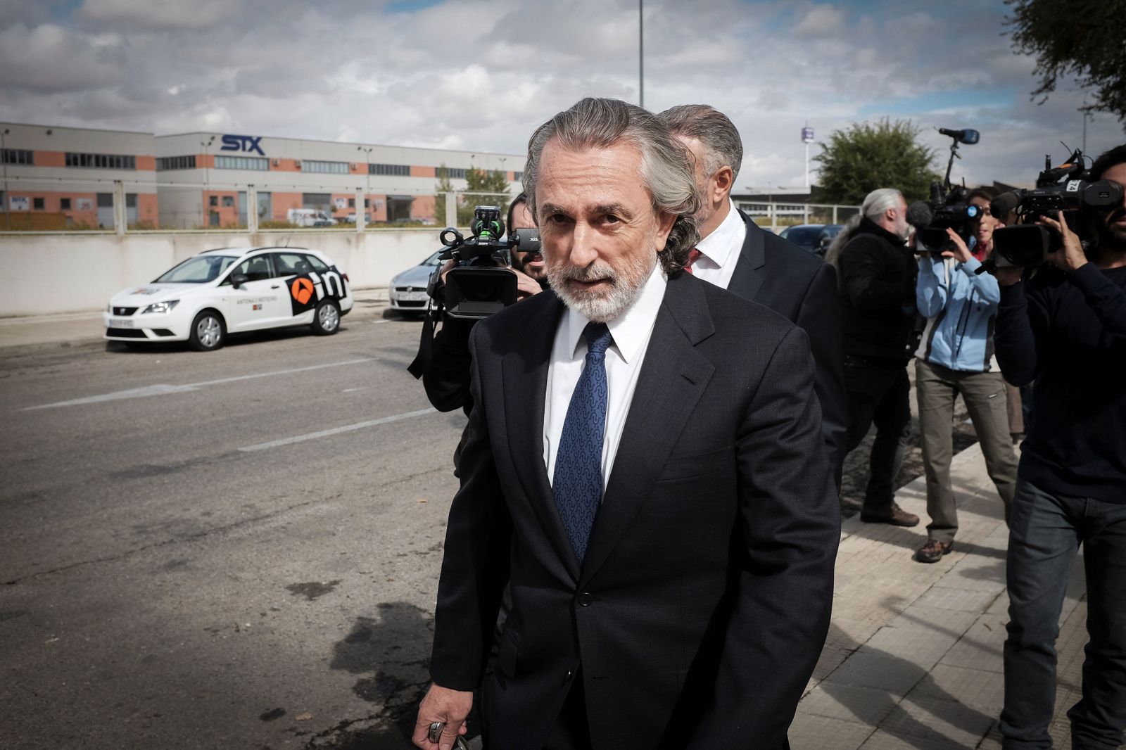 El presunto cabecilla de la trama Gürtel, Francisco Correa, a su salida de la Audiencia Nacional tras declarar en el macrojuicio de Gürtel en octubre de 2016.