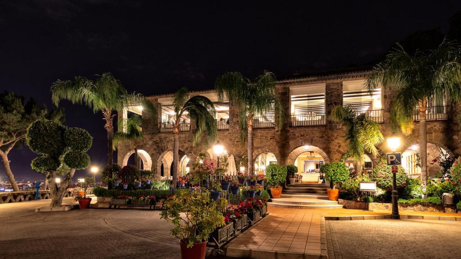 El Parador de Málaga Gibralfaro, de noche.
