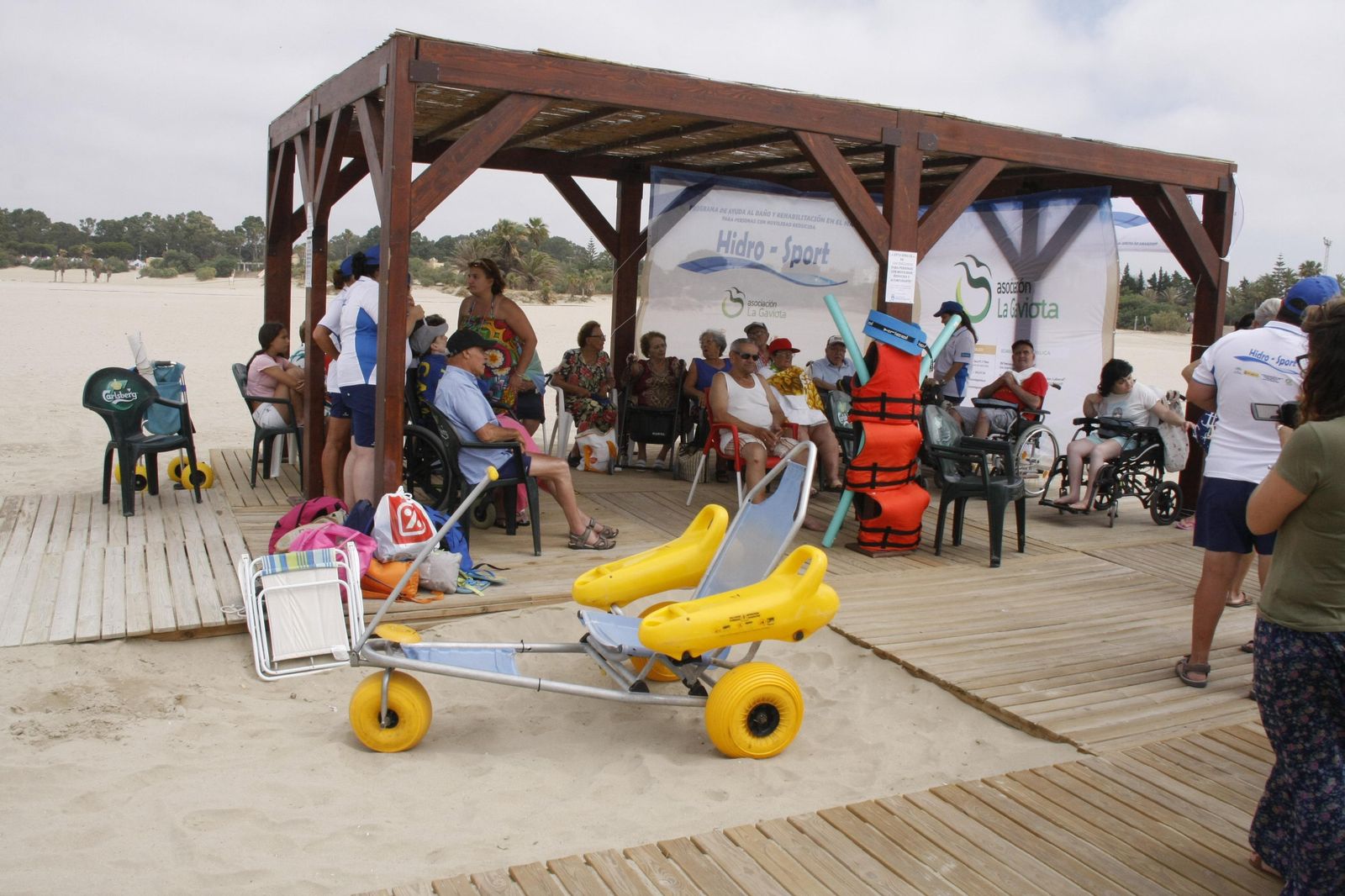 Una imagen del programa de baño adaptado Hidrosport, que realiza La Gaviota en la costa portuense.