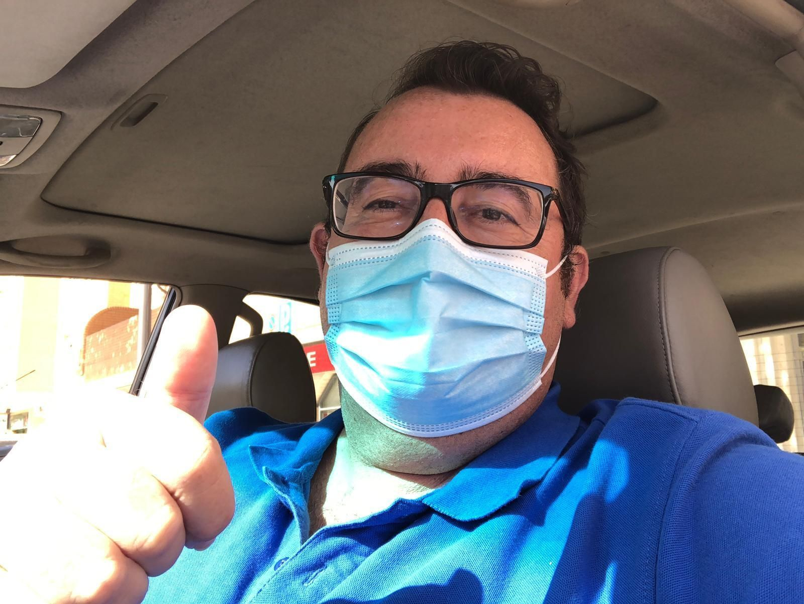 Lolo Picardo, con la mascarilla puesta, saluda con el pulgar levantado.