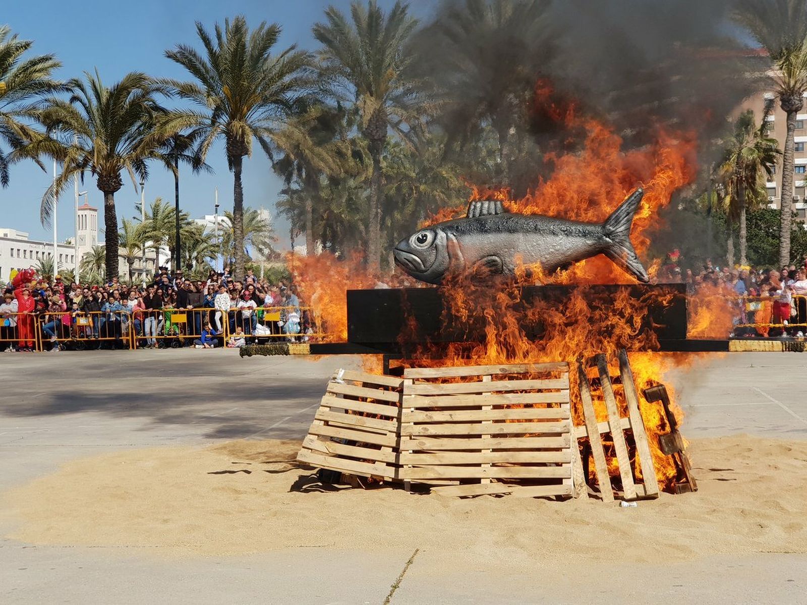 Punto y final al Carnaval de Almería con el Entierro de la Sardina.