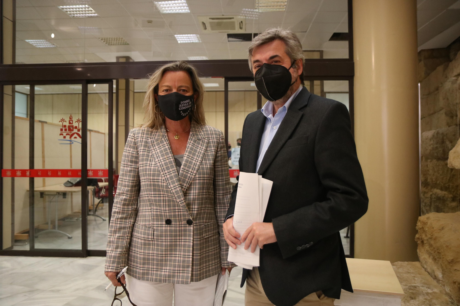 Isabel Albás y Miguel Ángel Torrico, antes de informar de los asuntos de la Junta de Gobierno Local.