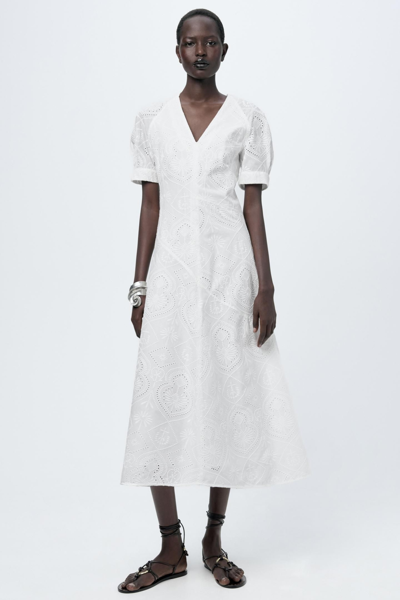 Vestido blanco de Zara.