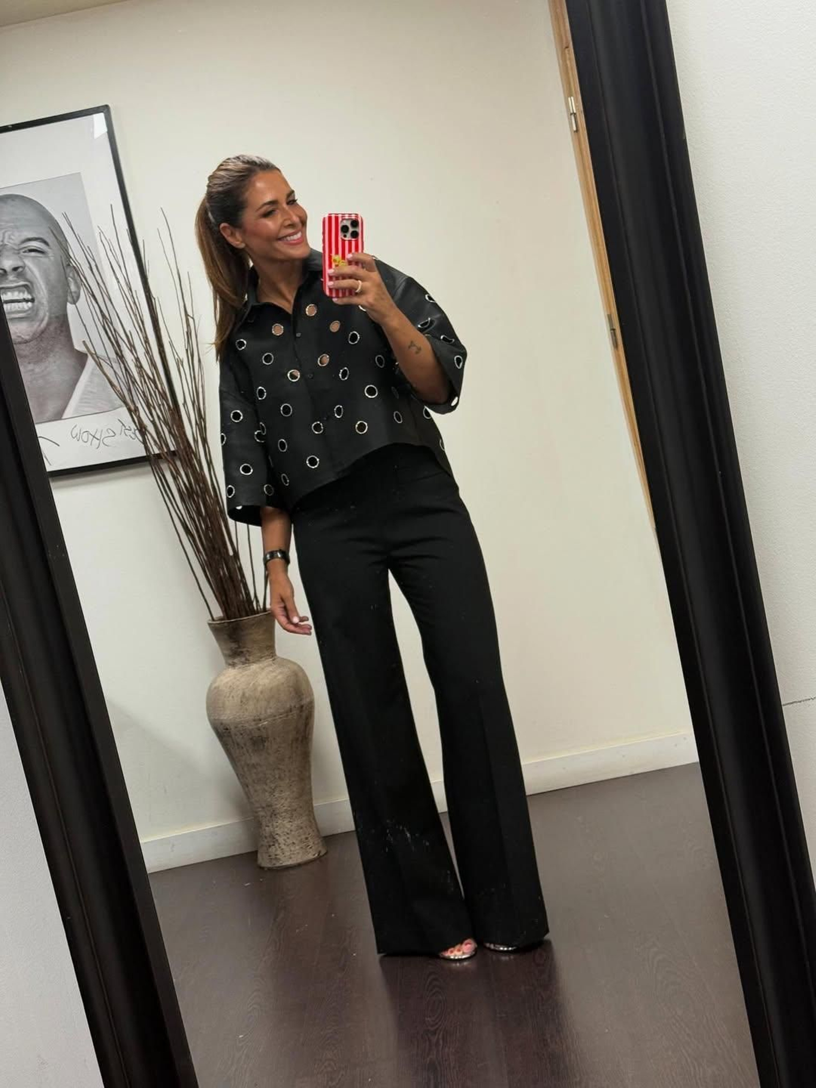 Los pantalones anchos de rayas diplomáticas arrasan en Zara