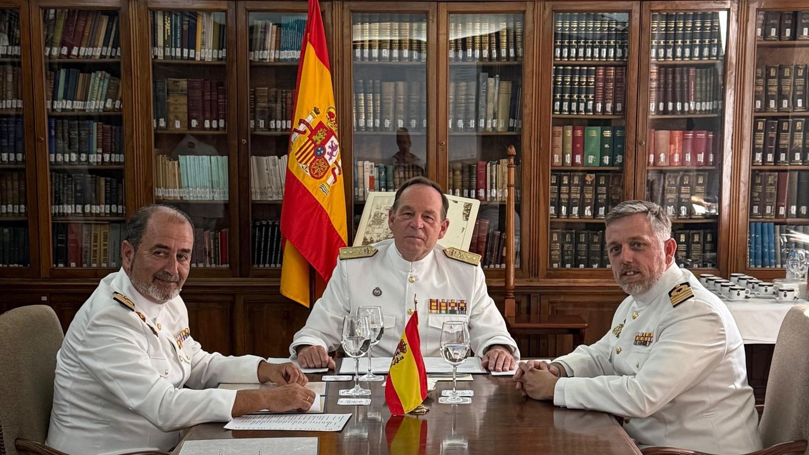 El director saliente y entrante del IHM junto al almirante de Acción Marítima.