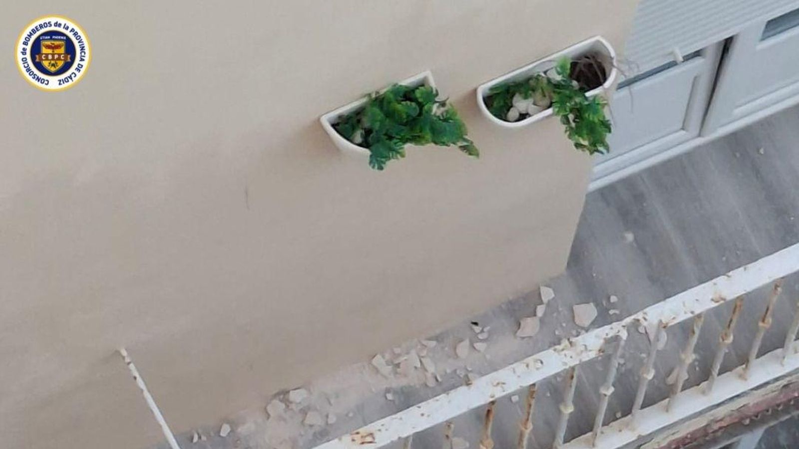 Cascotes de la Torre Tavira en los balcones cercanos de la calle Sacramento.