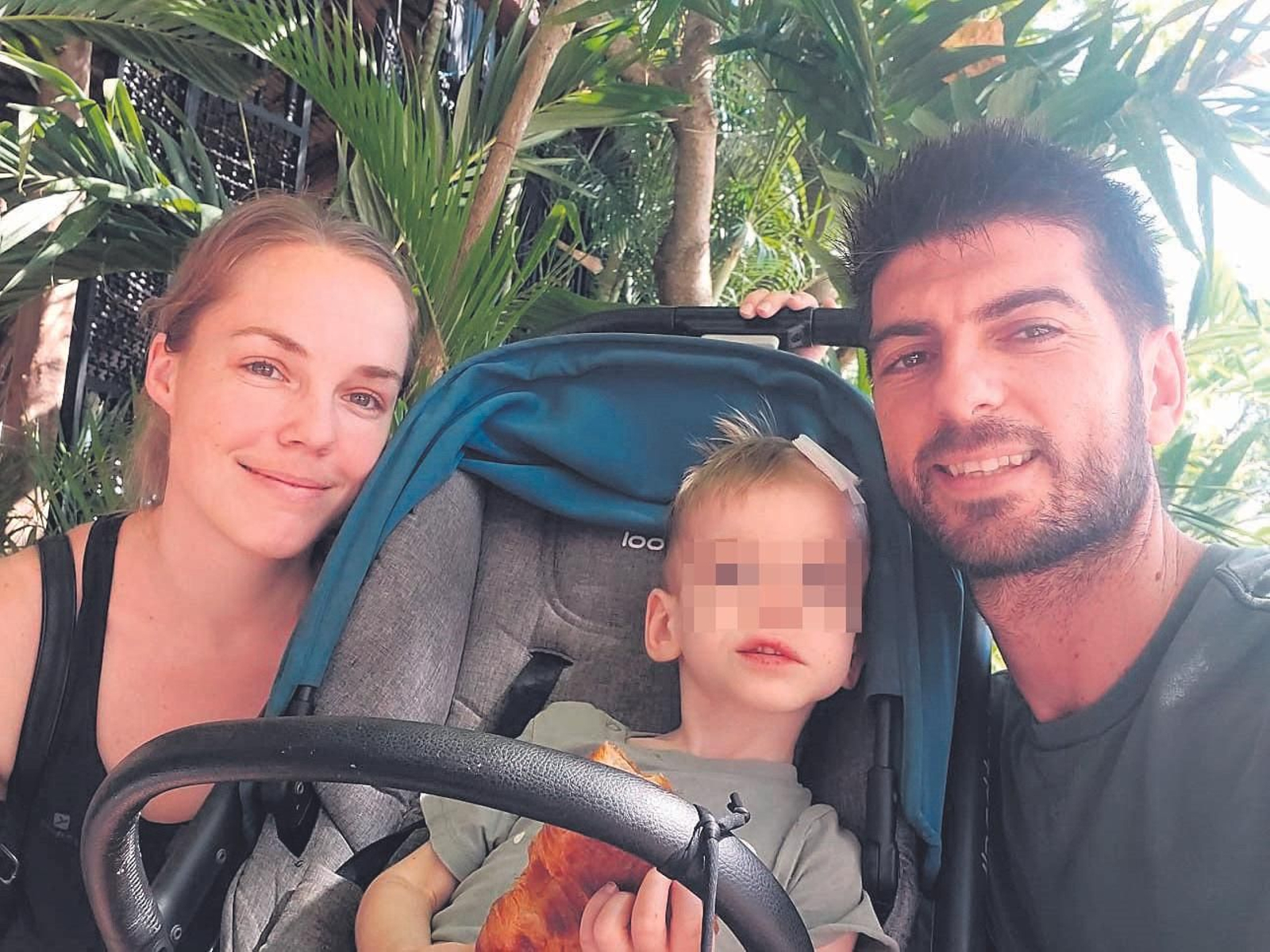 Oliver en una imagen junto a sus padres.