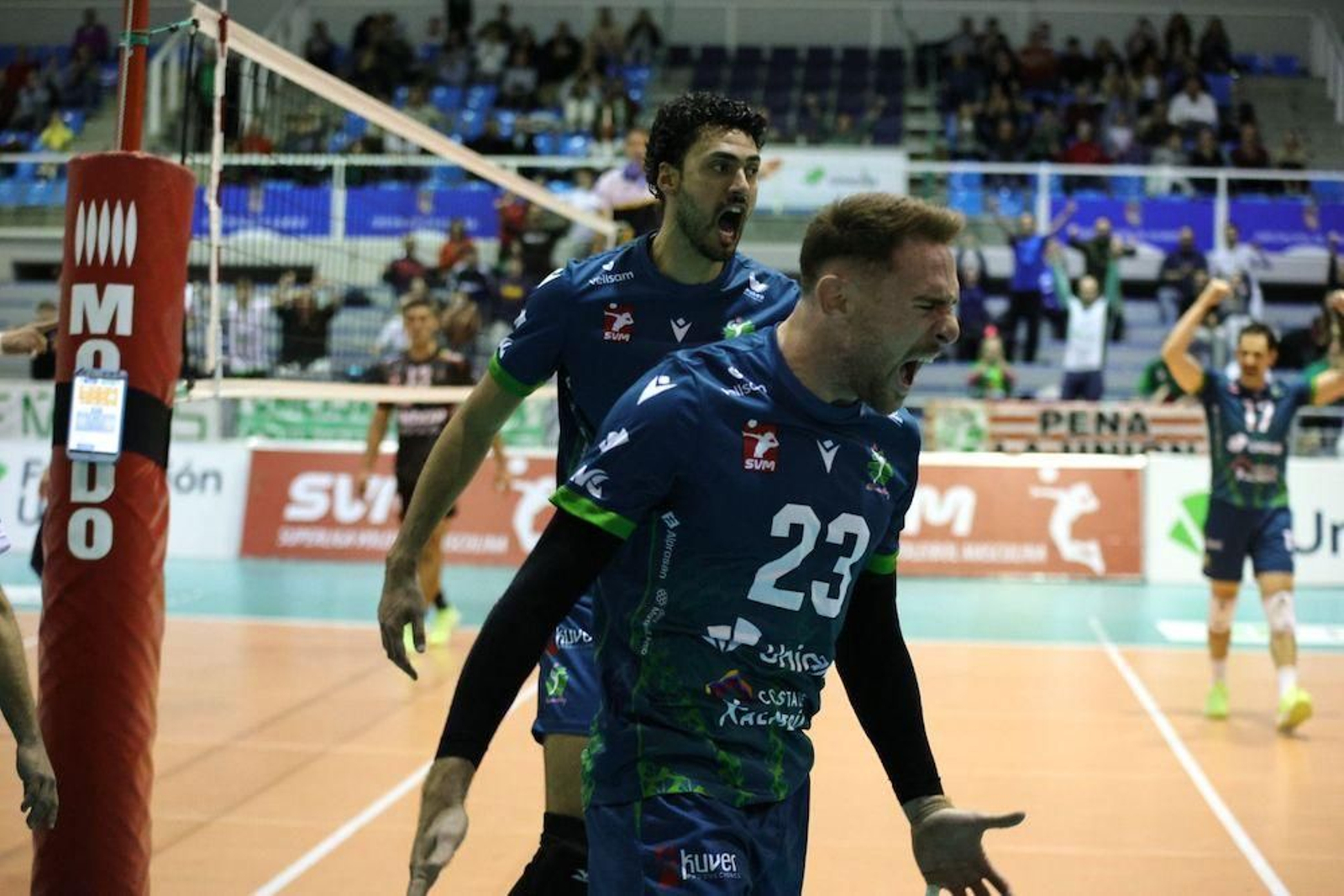 Los ahorradores celebran un punto conseguido frente a los aragoneses en su encuentro en el Moisés Ruiz.