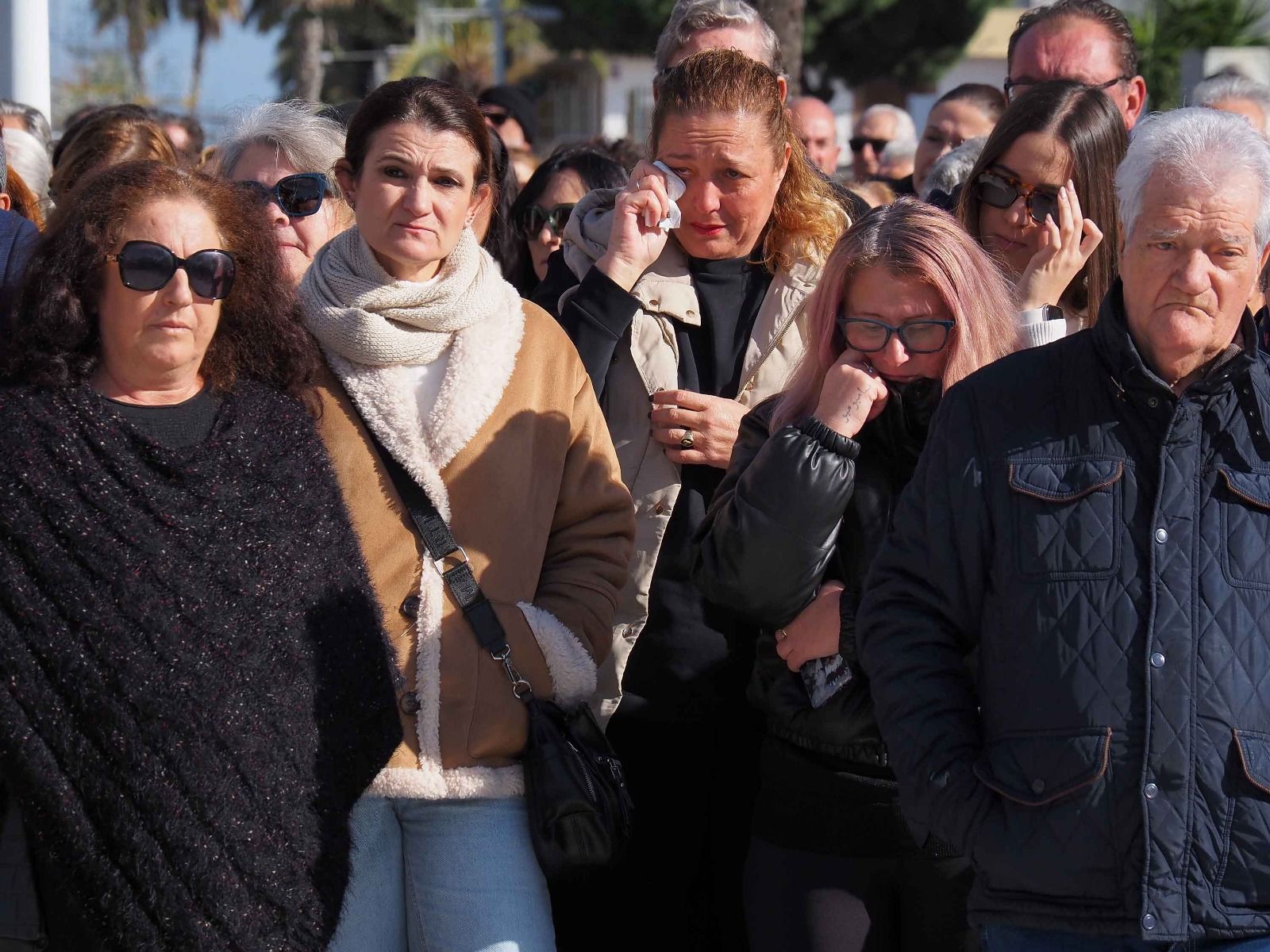 Concentración silenciosa en Punta Umbría por los cinco fallecidos en el accidente de Adamuz.