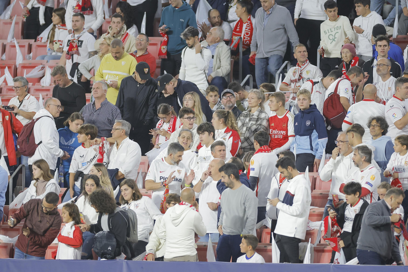Búscate en las fotos del Sevilla-Arsenal