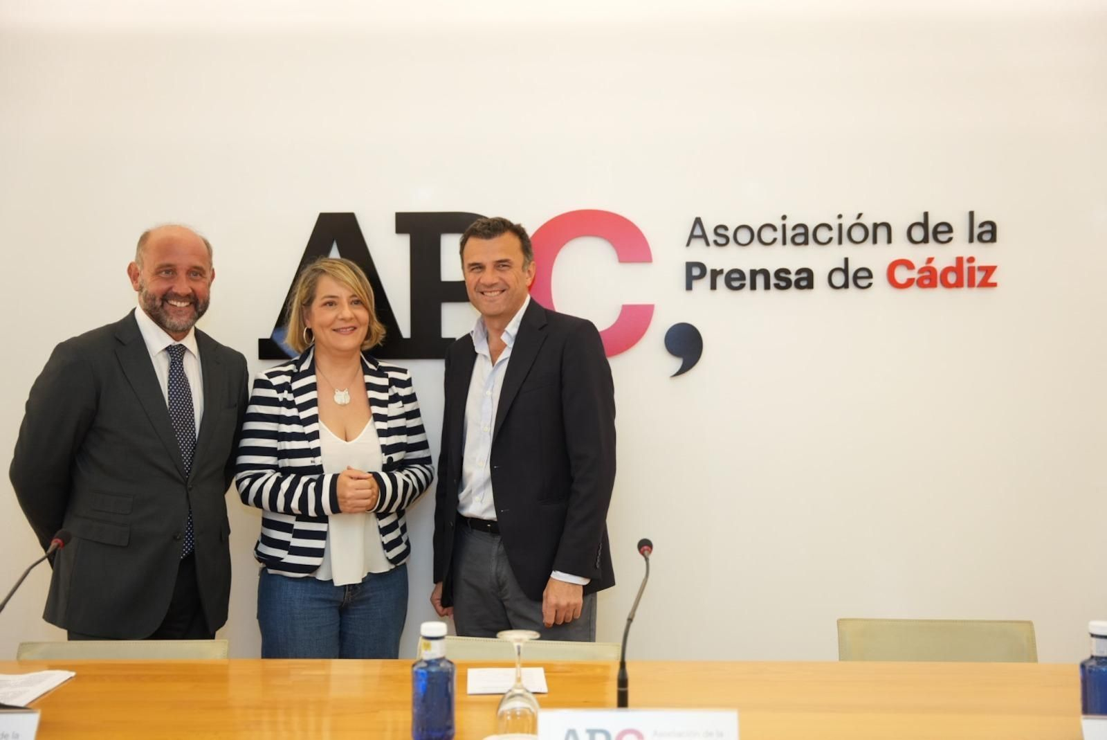 La presidenta de la APC, Mabel Caballero, con Juancho Ortiz y Bruno García.