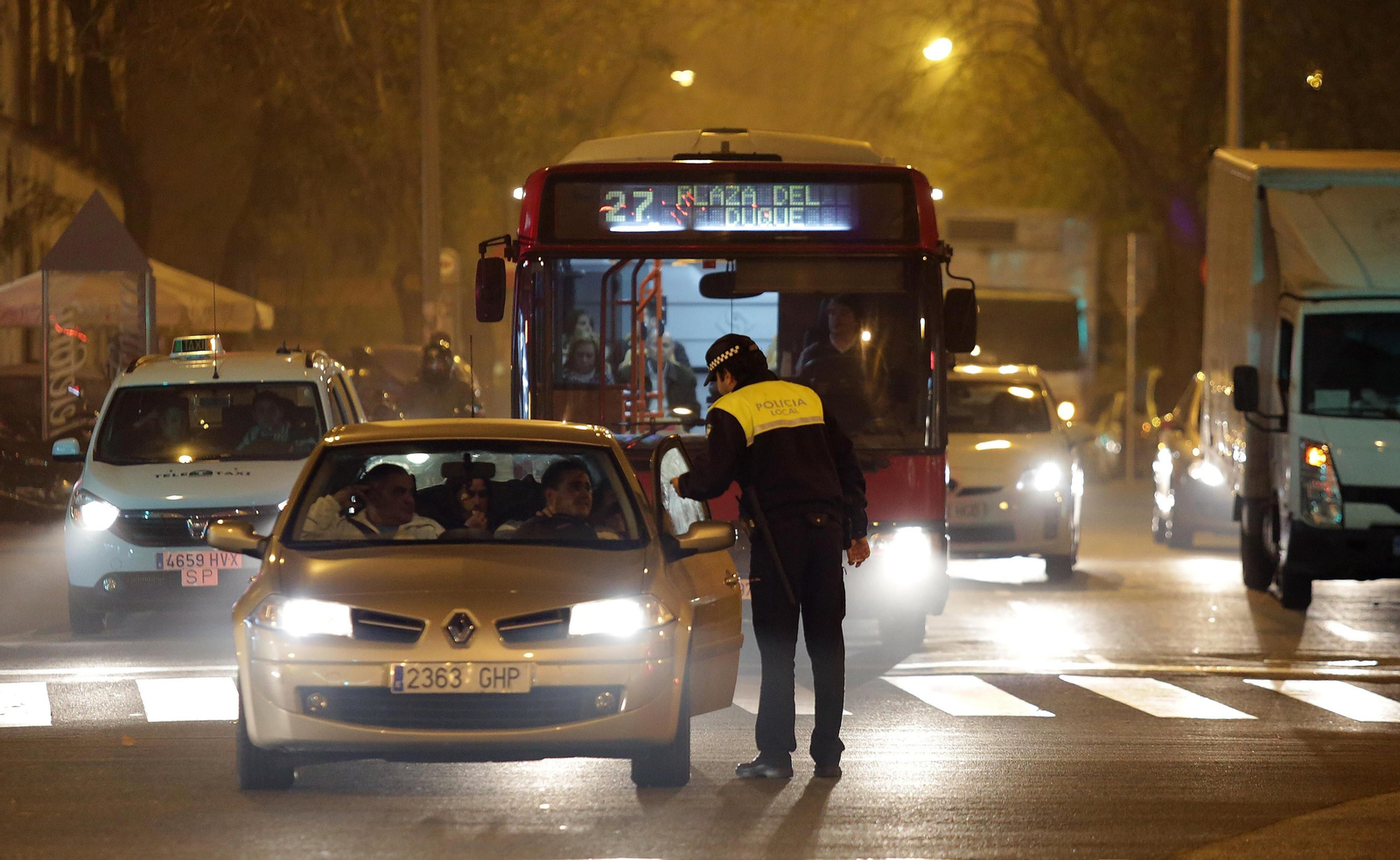 Un Policía Local durante el plan especial de tráfico de Navidad.
