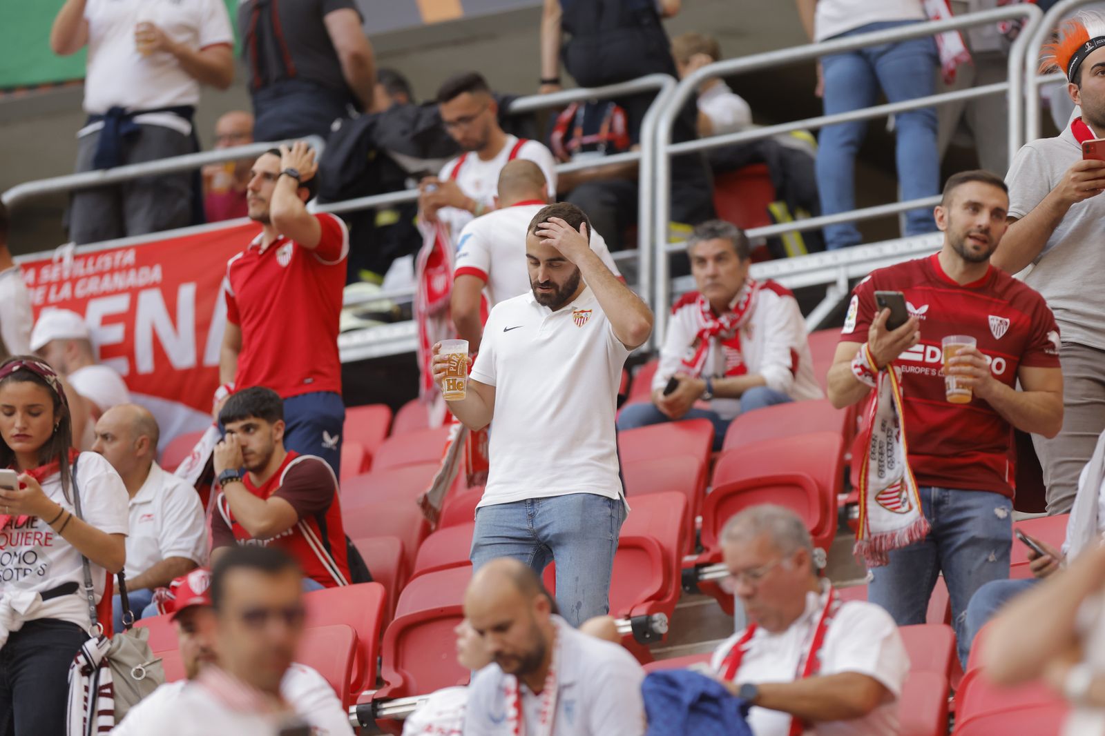 Búscate en las fotos del Sevilla-Roma