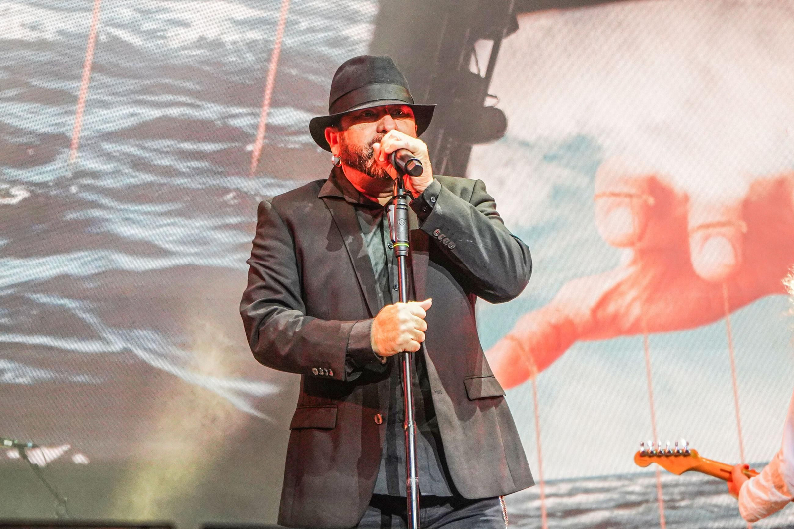 Las mejores imágenes del concierto de El Barrio en Granada