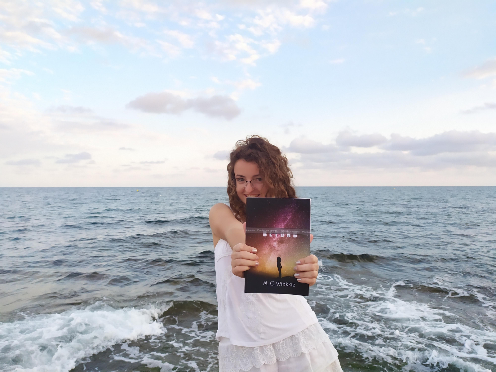 María Cuadrado posa con un ejemplar de su libro.
