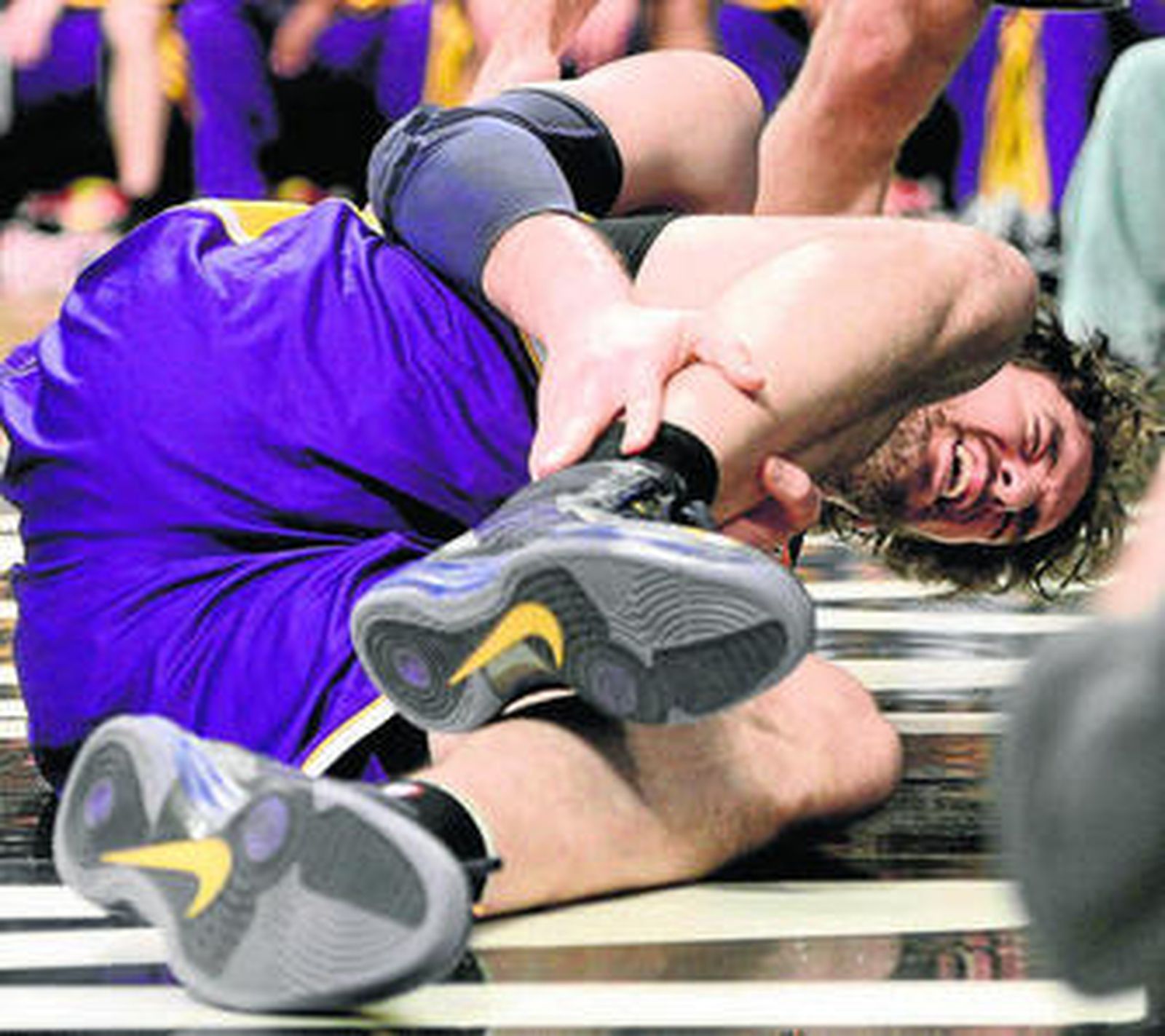 Pau Gasol se echa las manos a su pie derecho en el momento de lesionarse.