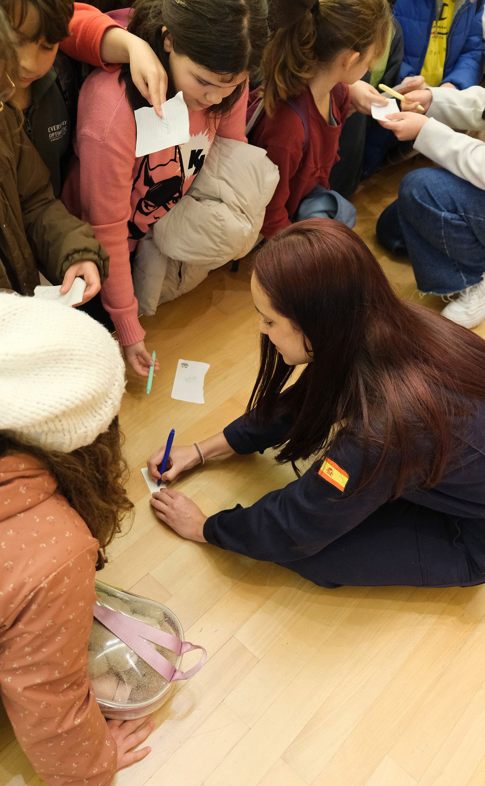 Alba Sánchez firma autógrafos a los escolares.