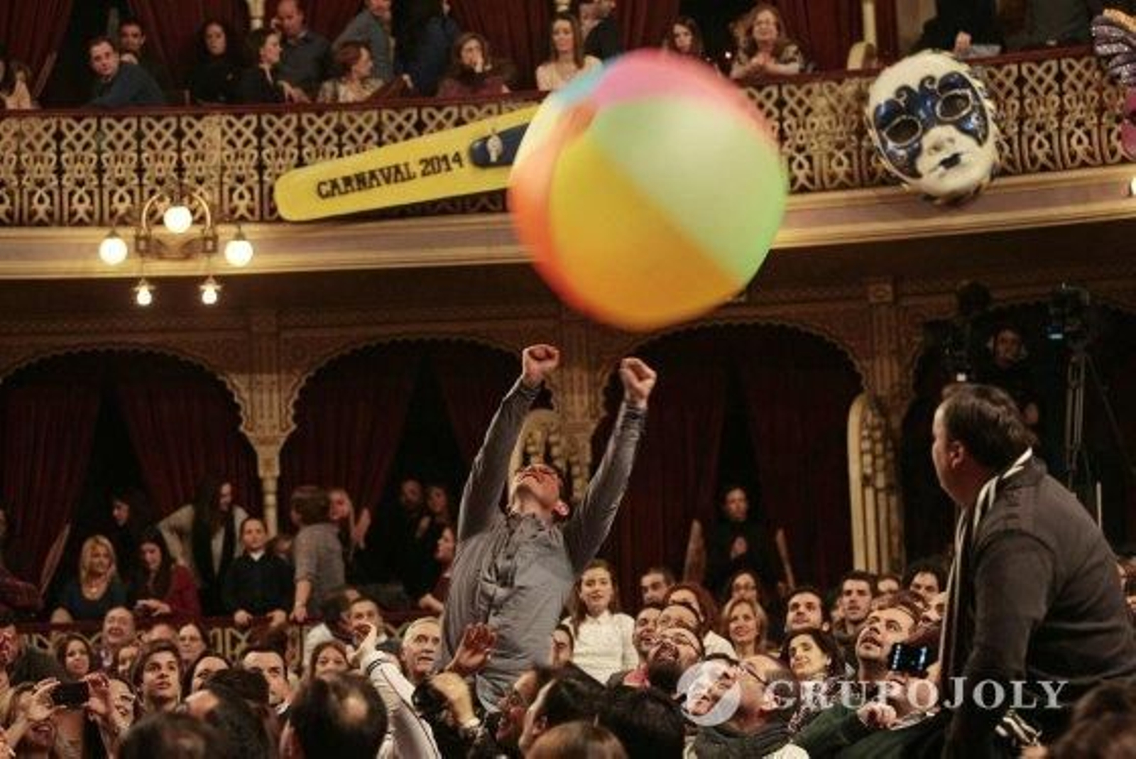 El público disfrutó con una pelota gigante que lanzó el coro.

Foto: Fito Carreto