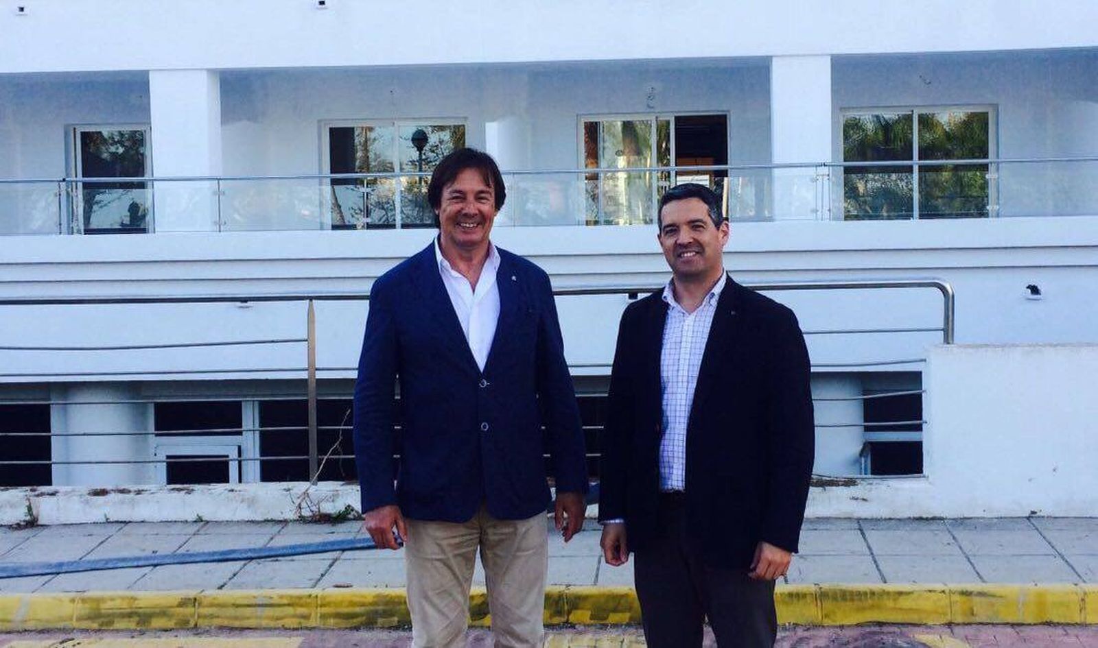 El alcalde de Rota, José Javier Ruiz Arana, (izq.) junto a un representante del grupo hotelero.