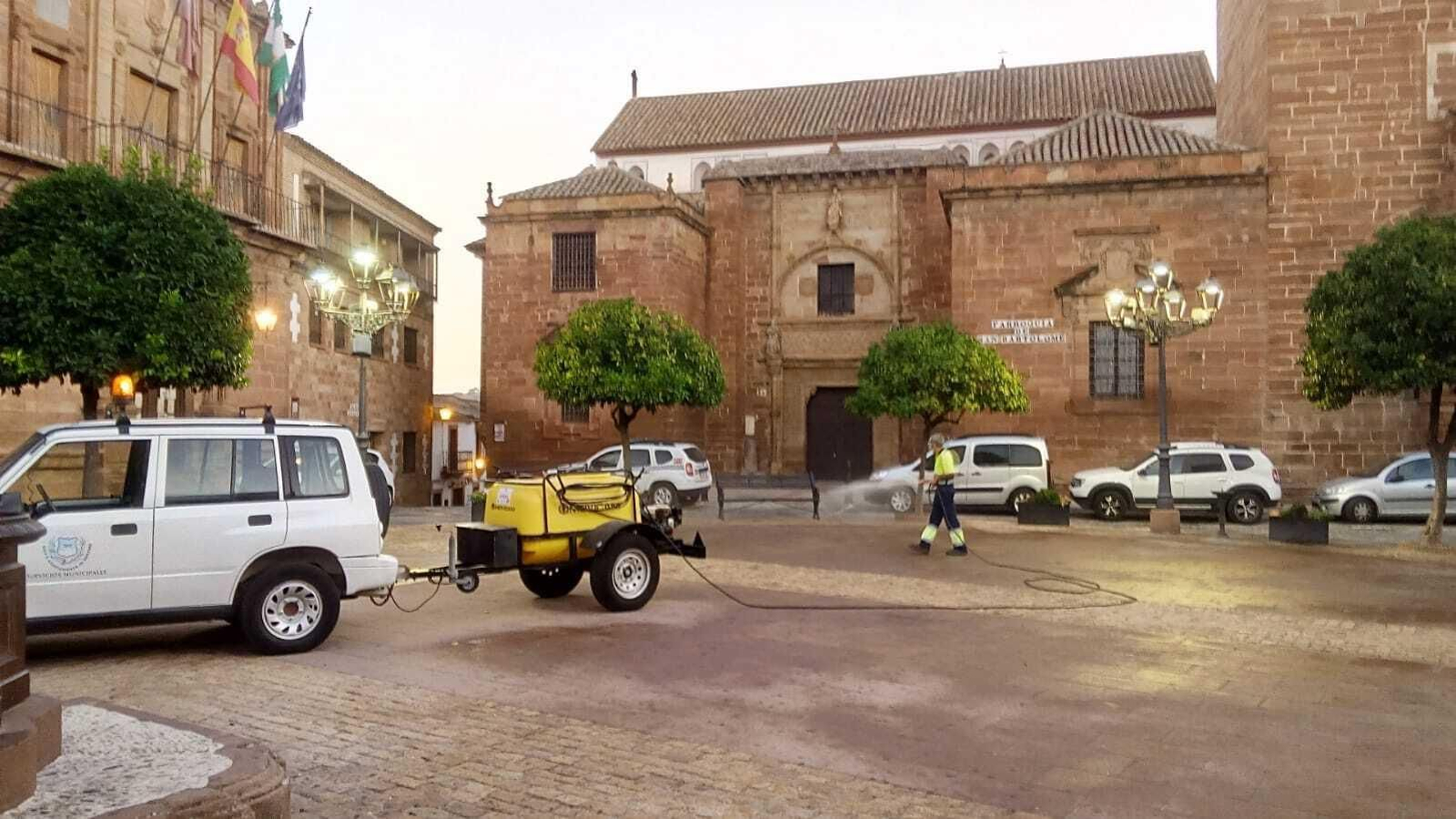Desinfección en la plaza de España de Montoro. Desinfección en la plaza de España de Montoro.