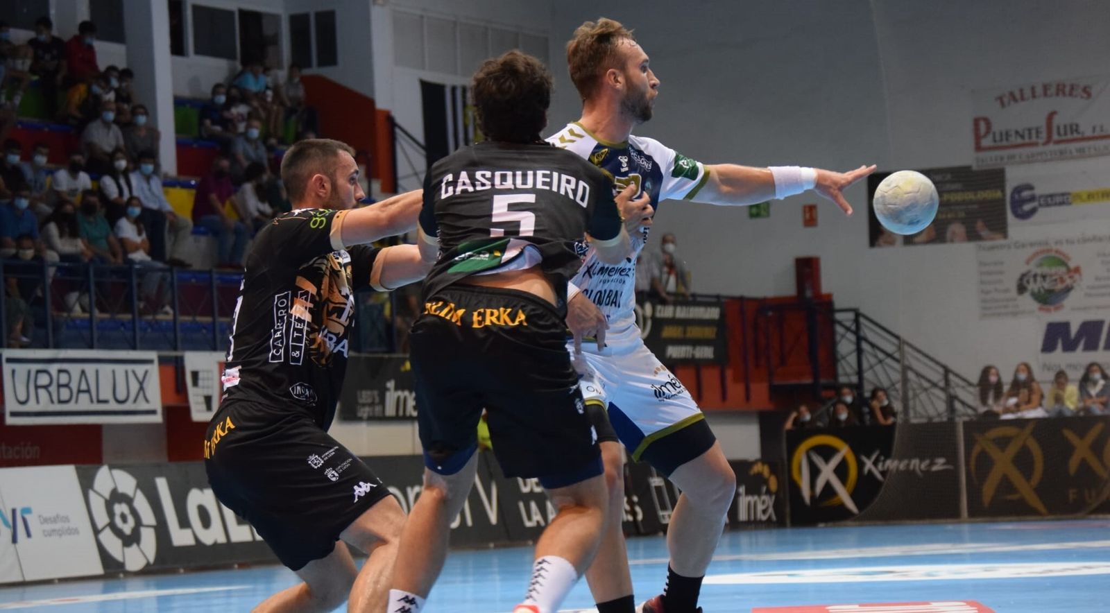 Mitic cede el balón ante dos jugadores del Ademar León.