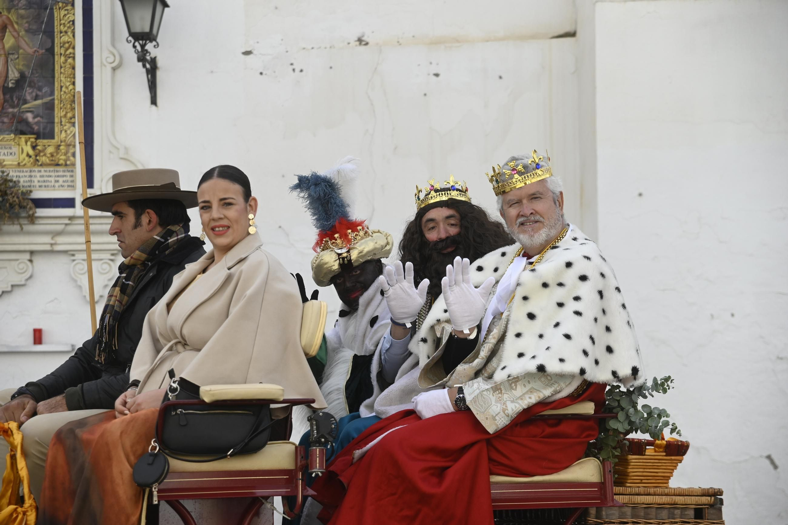 Los Reyes Magos pasean por Córdoba en coche de caballos, en imágenes