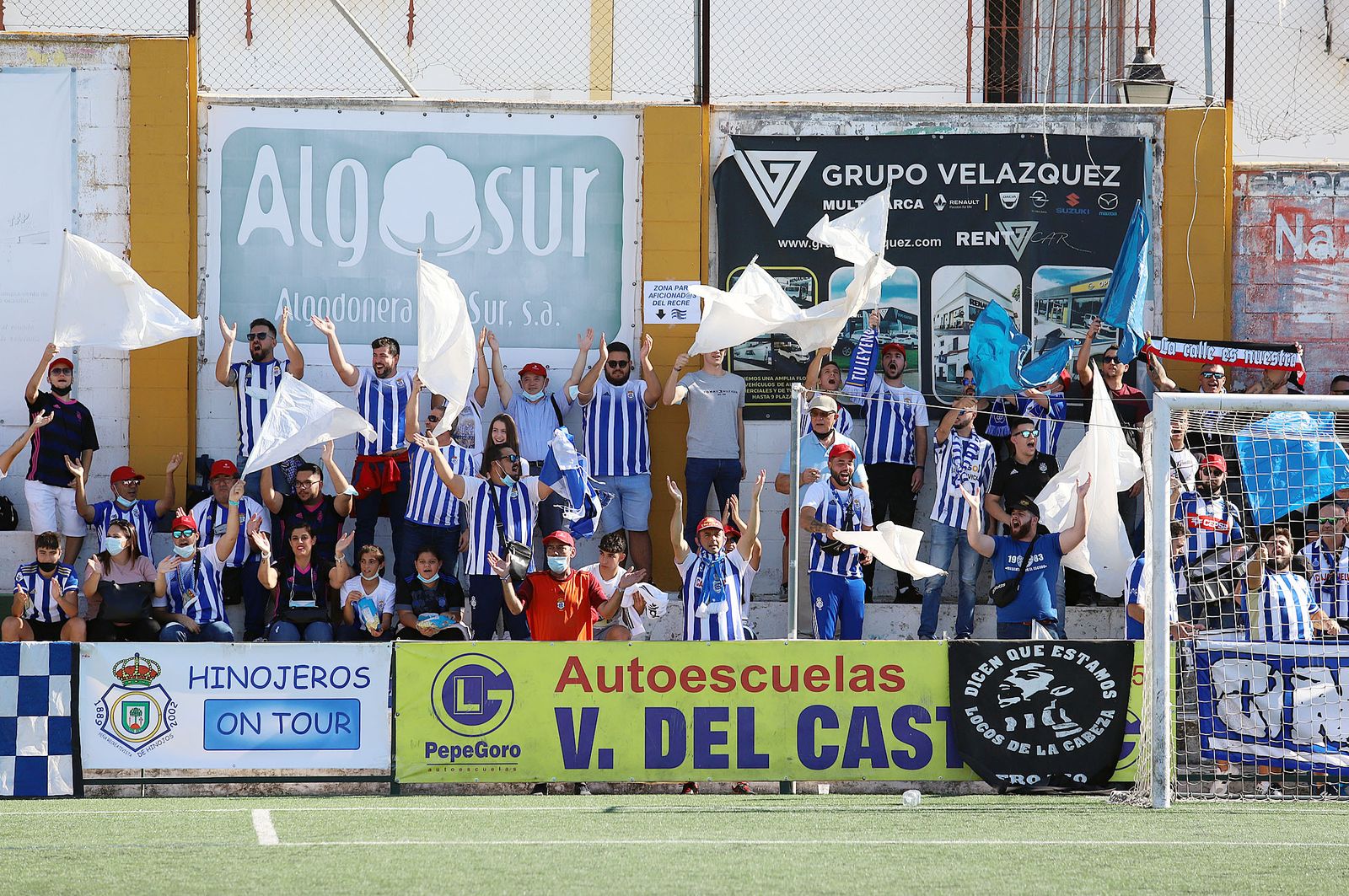 Imágenes de la afición más fiel del Recre en su visita al campo del Antoniano