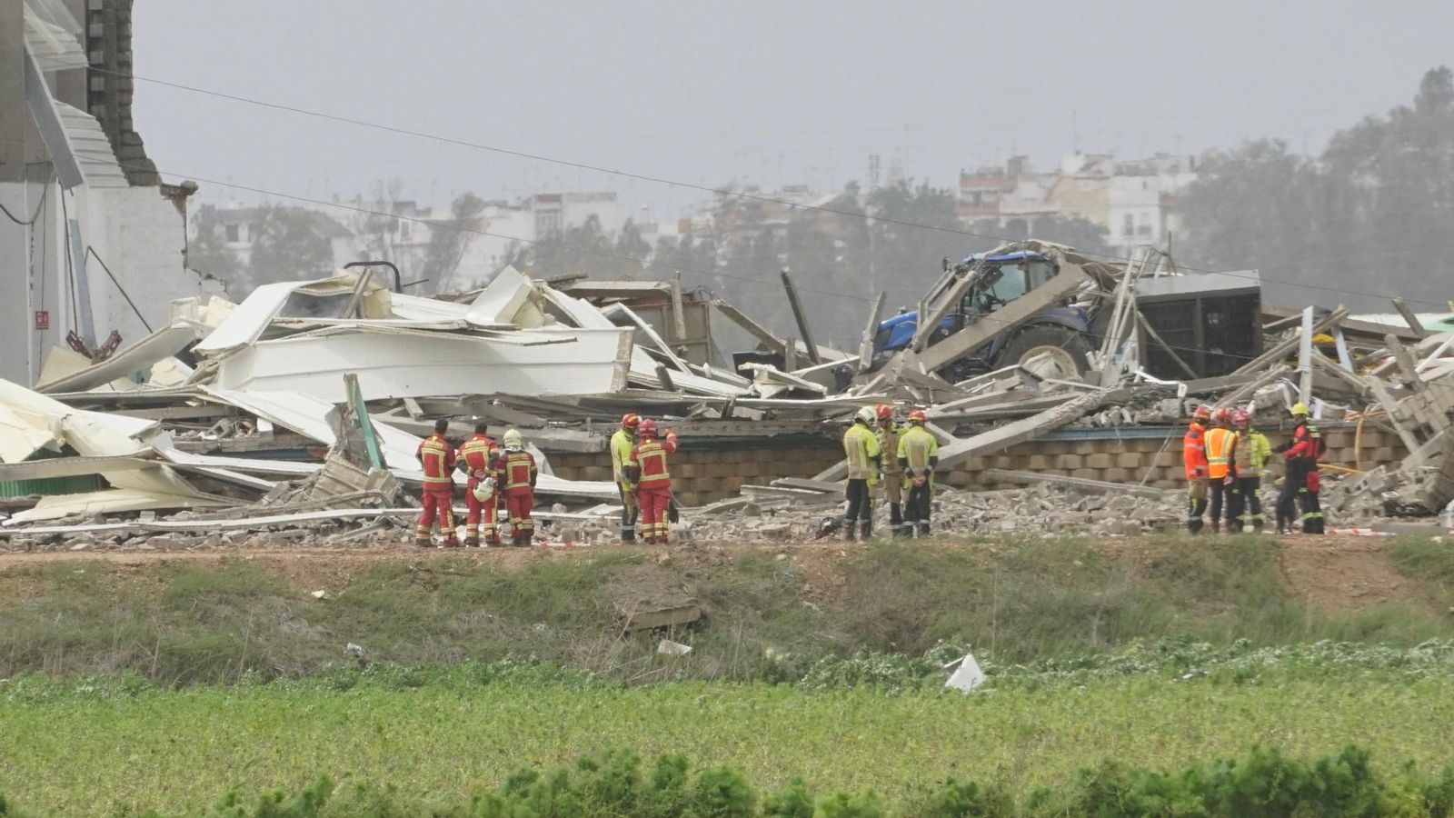 Las imágenes del derrumbe de una nave por el viento en Sevilla