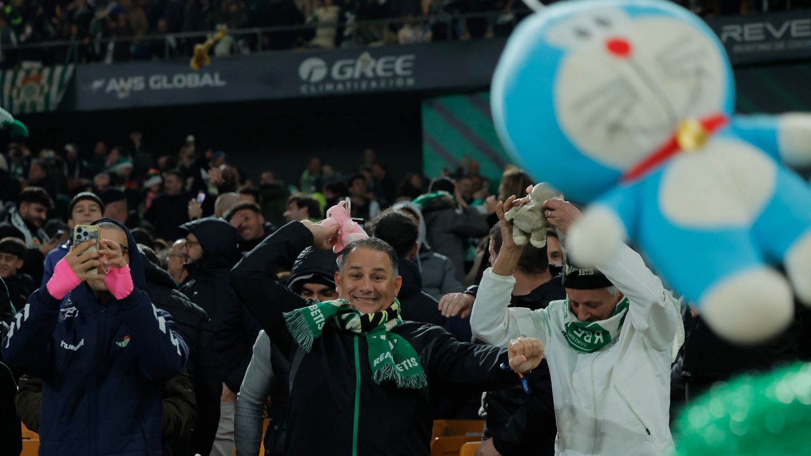 Los aficionados del Betis lanzan peluches durante el descanso del Betis-Getafe.