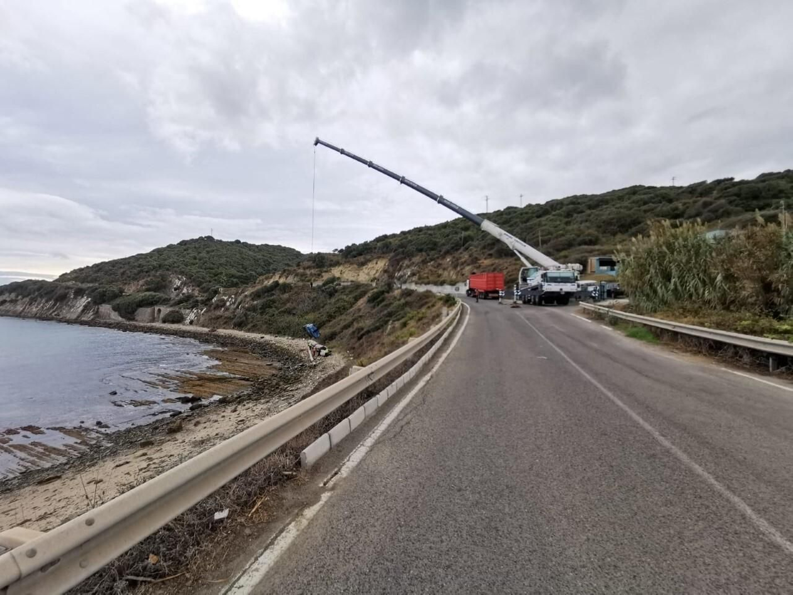 Una grúa trabaja para retirar restos de las mejilloneras en Getares.