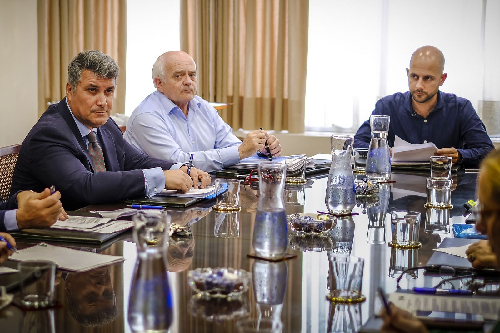 Ignacio Romaní, a la izquierda, y Álvaro de la Fuente, a la derecha, en un Consejo de Aguas de Cádiz.