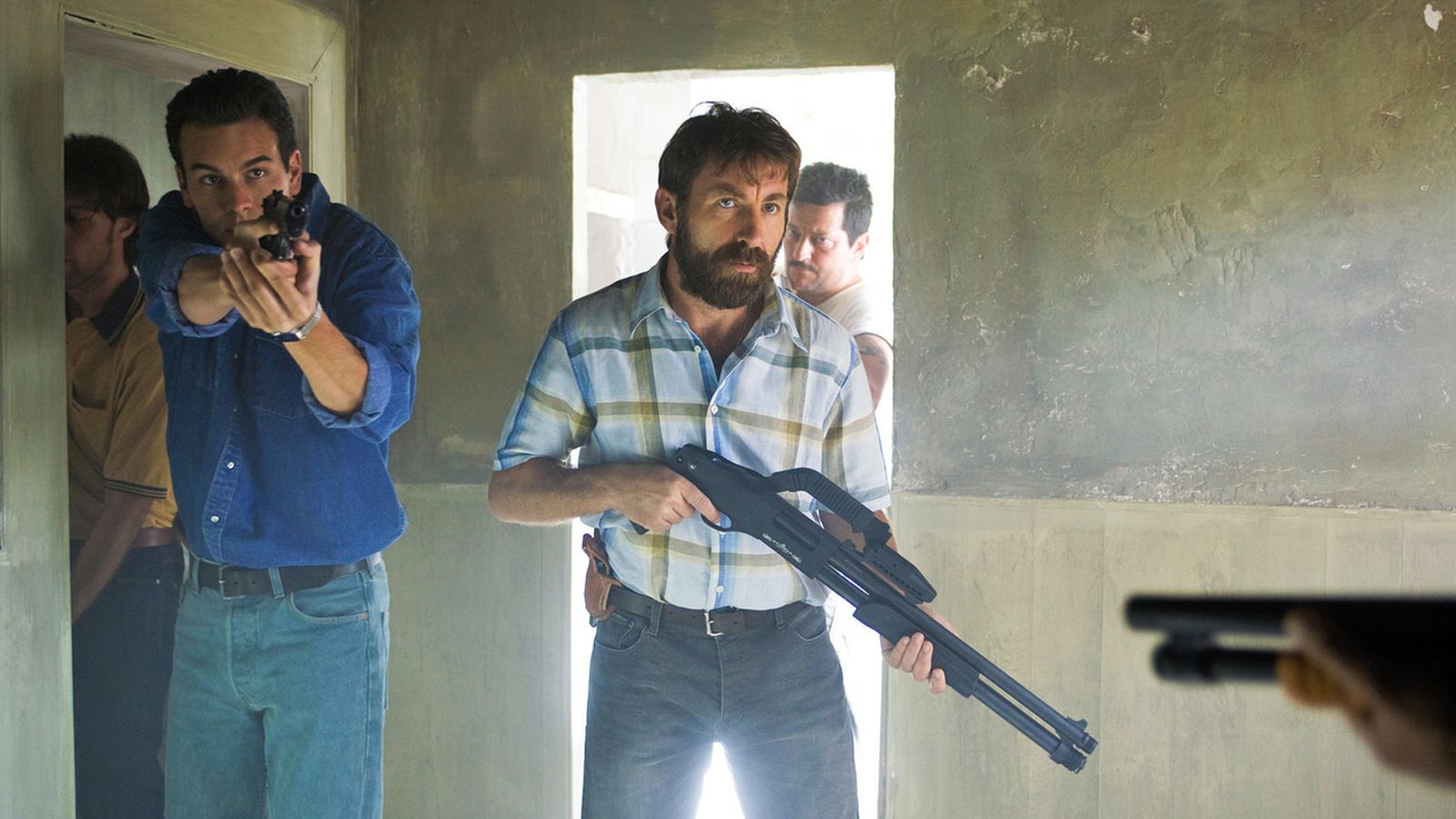 Antonio de la Torre con Mario Casas en la película de Alberto Rodríguez 'Grupo 7'