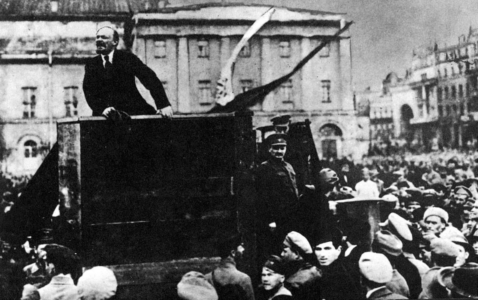 Lenin en Petrogrado en 1917. Lenin en Petrogrado en 1917.