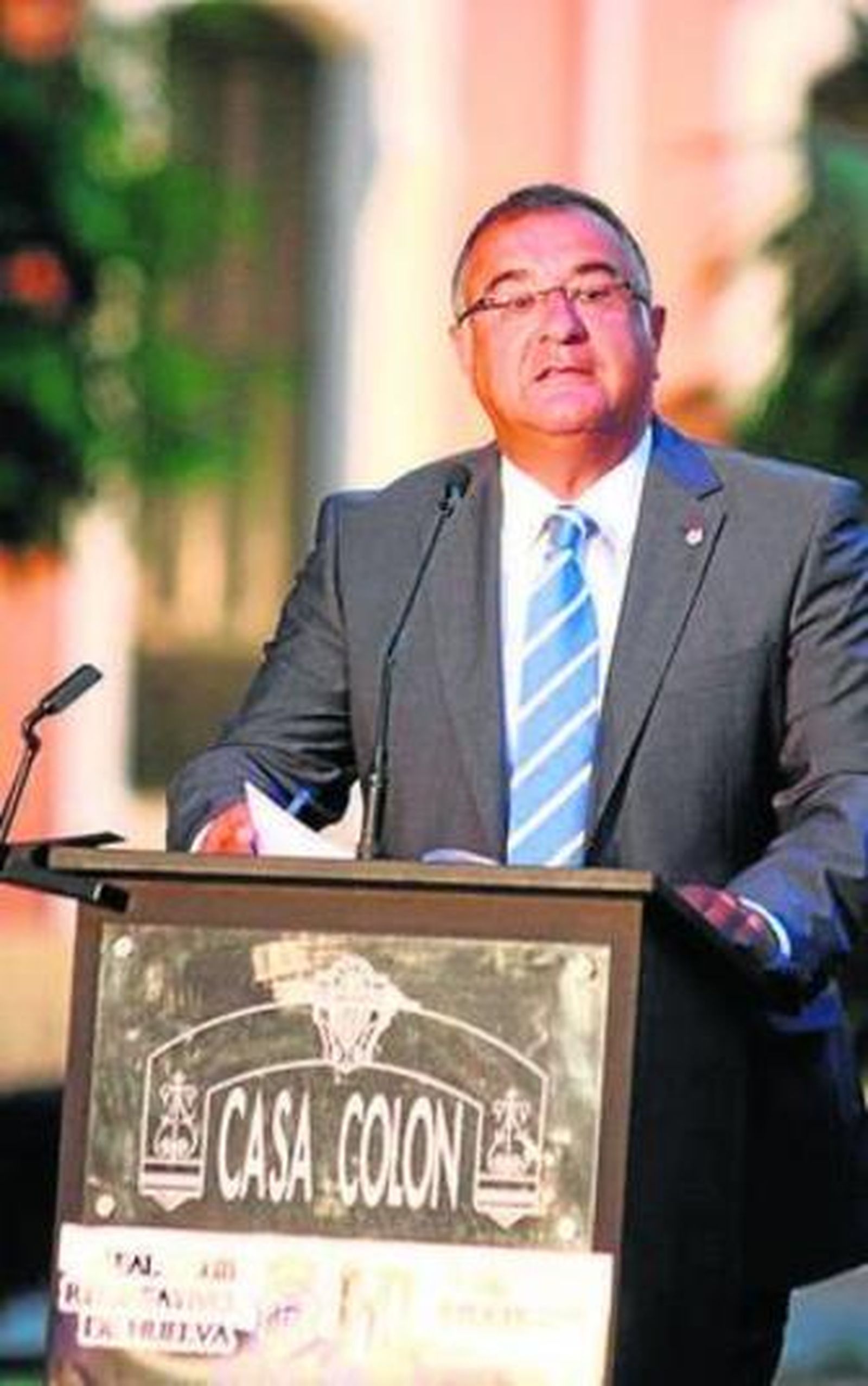 1. Roberto Gómez, pregonero de la 47 edición del Trofeo Colombino, en plena disertación. El periodista extremeño emocionó a los presentes con sus palabras y recibió calurosos aplausos al realizar un llamamiento a los ciudadanos de Huelva a apoyar al Recrativo y a acudir al torneo. 2. Vista general de los asistentes que acudieron al acto celebrado en los jardines de la Casa Colón. 3. Al acto acudieron  miembros de la junta directiva del club, el director deportivo, Julio Peguero ,y  el entrenador, Álvaro Cervera. 4 Roberto Gómez, en un momento del pregón.  5. El pregonero recibiendo de manos del alcalde, Pedro Rodríguez, una placa conmemorativa. 6. La carabela que se disputarán el Recreativo de Huelva y el Atlético de Madrid en el Estadio Nuevo Colombino.