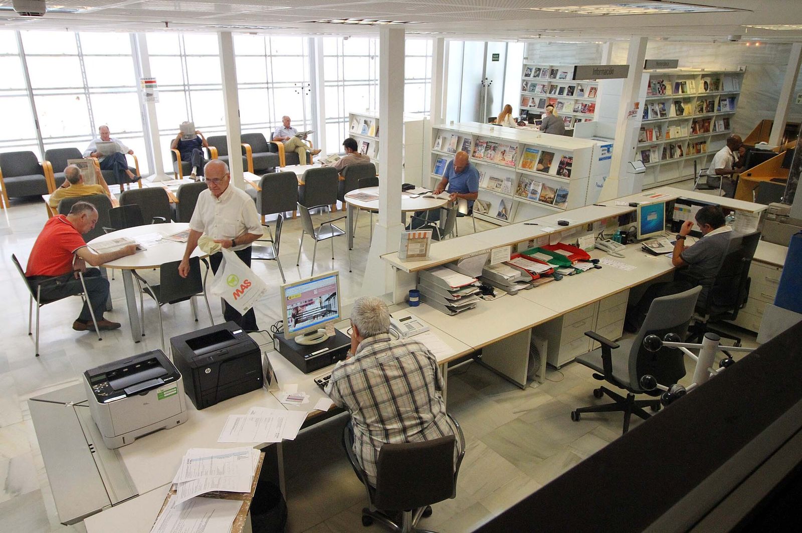 Imagen de archivo de la sala de lectura de la biblioteca pública de Huelva