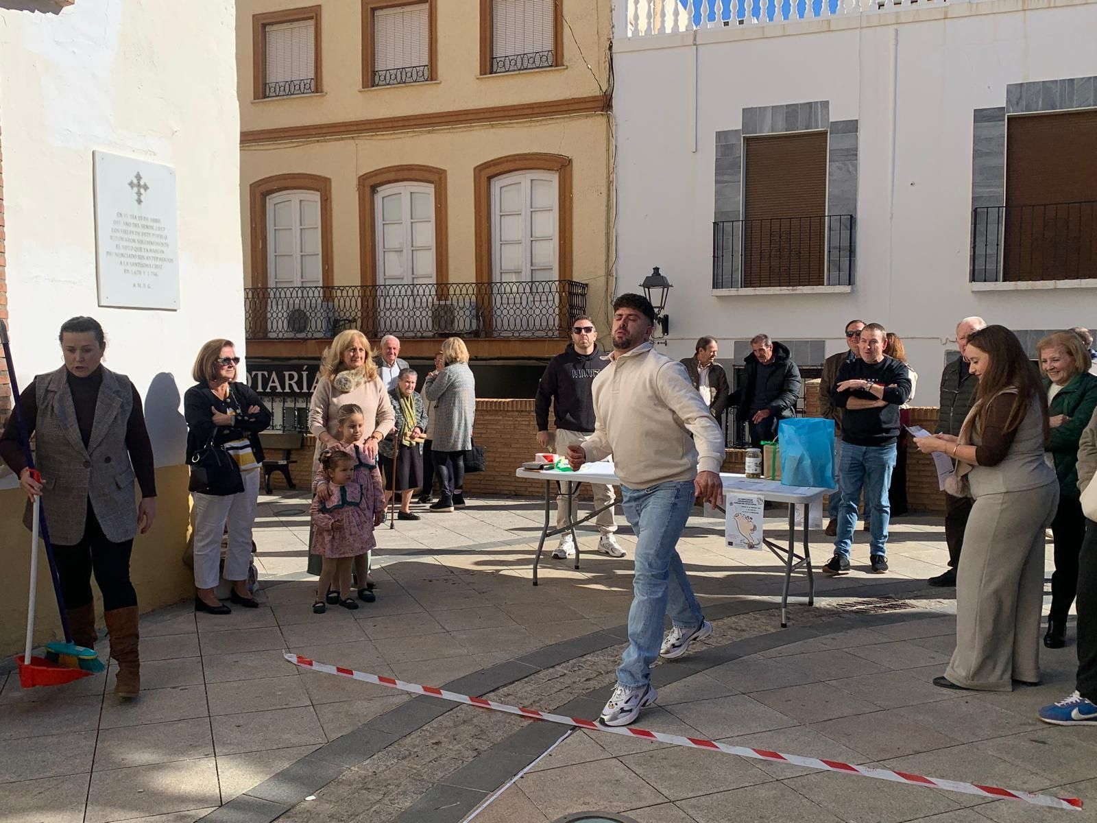 David Salvador, en el momento de lanzar el hueso de aceituna durante el concurso.