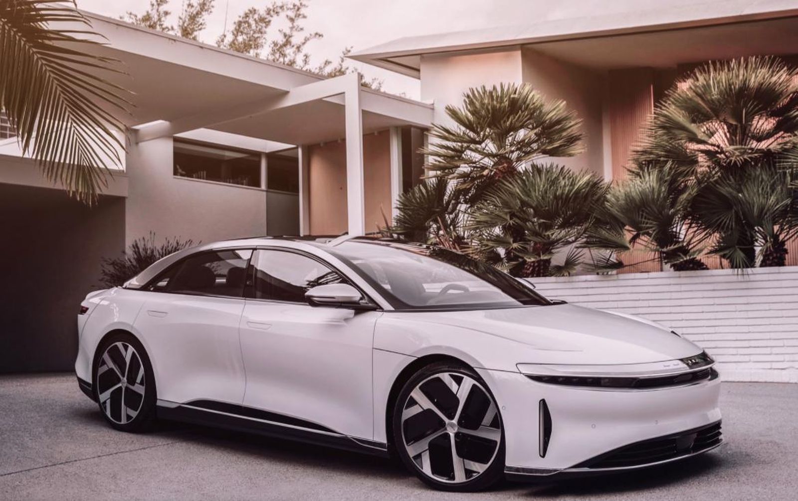 Los rivales directos de Tesla, los Lucid, costarán entre 68.000 y 144.000 euros.