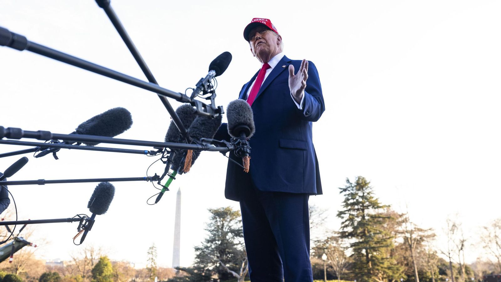 Donald Trump atendiendo a los medios de comunicación durante una reciente comparecencia.