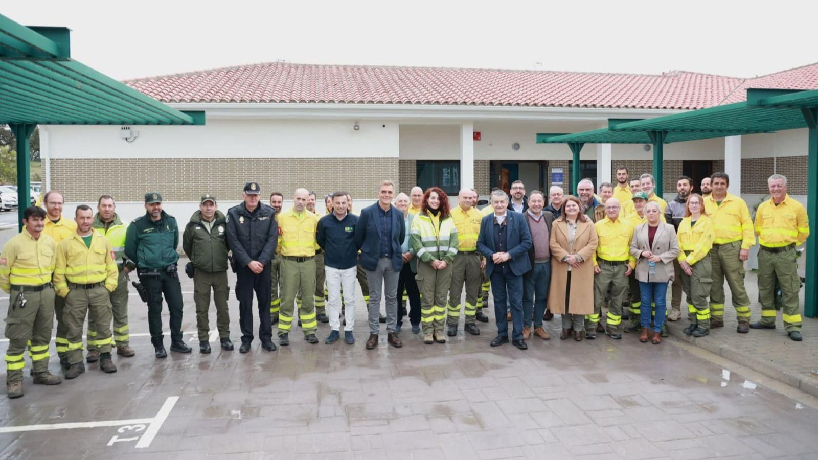 El consejero Antonio Sanz y el resto de autoridades posan junto a varios trabajadores del Cedefo, este viernes.