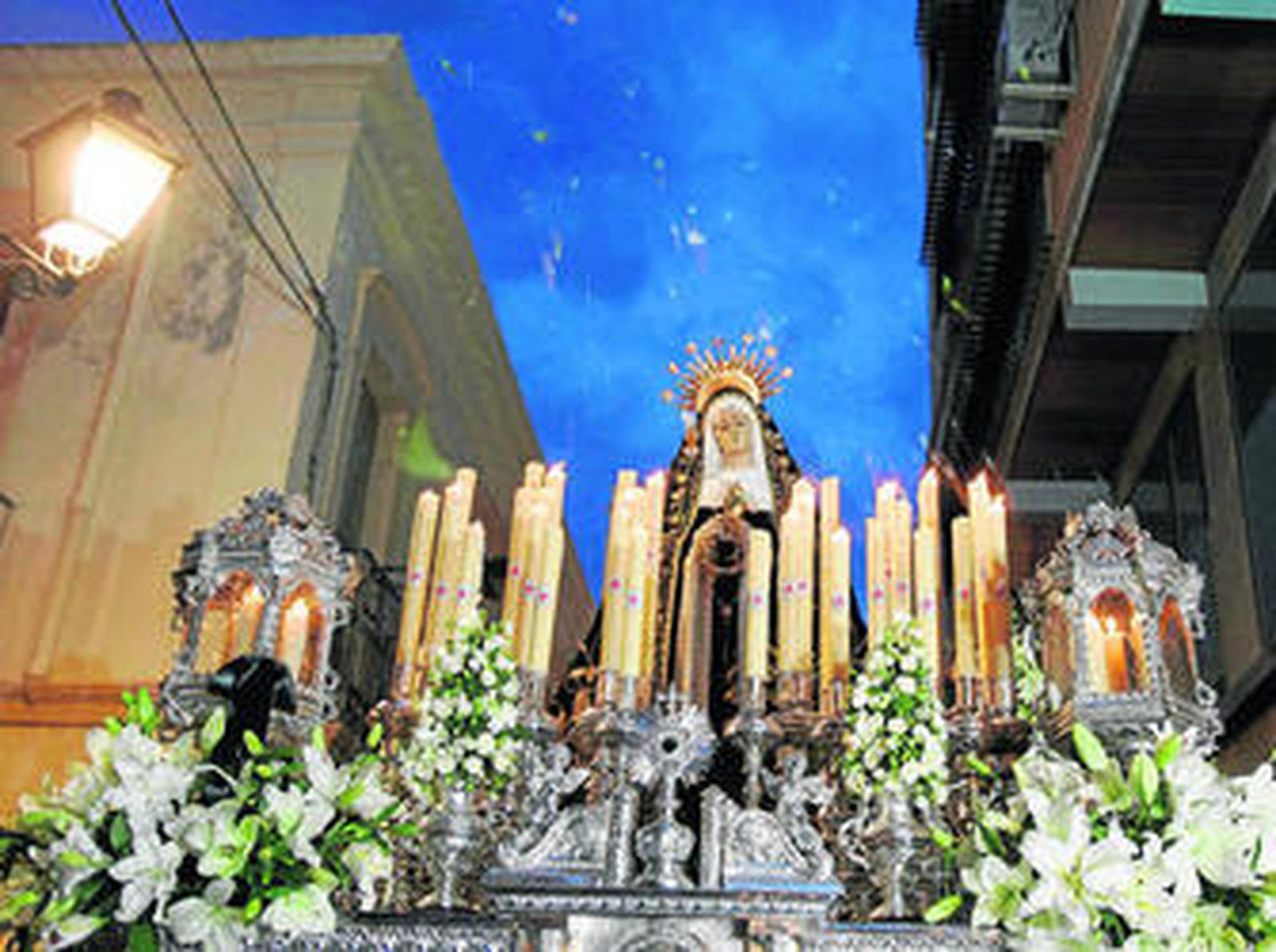 Una fina lluvia de pétalos de flores cae sobre la imagen de Ntra. Sra. de los Dolores el pasado Viernes Santo.