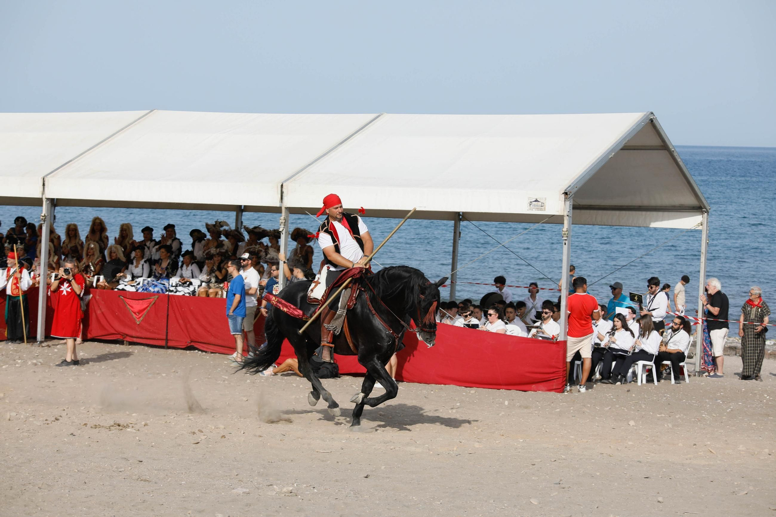 La carrera de cintas y la exhibición de caballos de los Moros y Cristianos de Mojácar, en imágenes