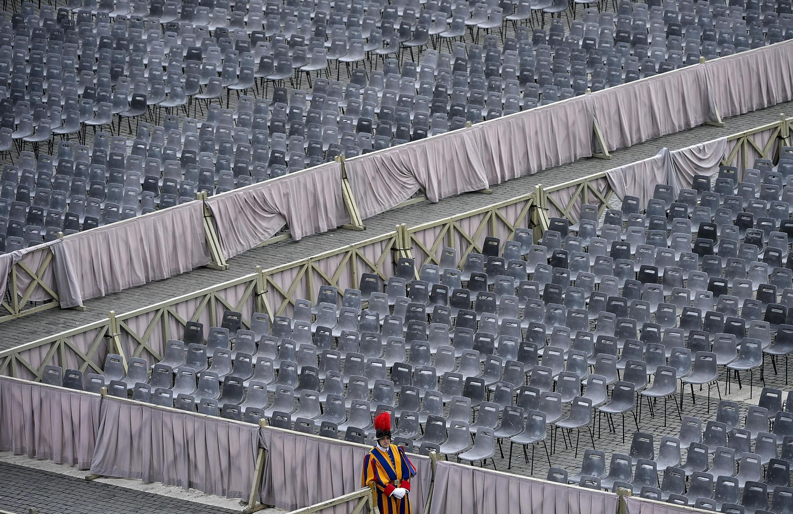 Las imágenes del traslado del féretro del papa Francisco a la Basílica de San Pedro en el Vaticano