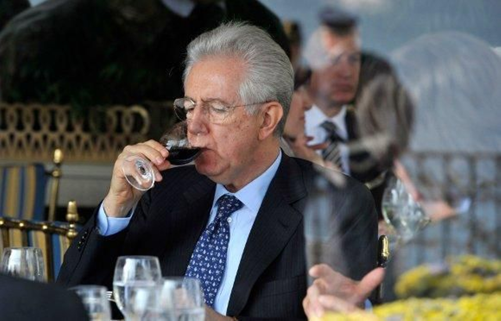 Monti rectifica y reitera "su plena confianza en la determinación" del Gobierno de Rajoy
