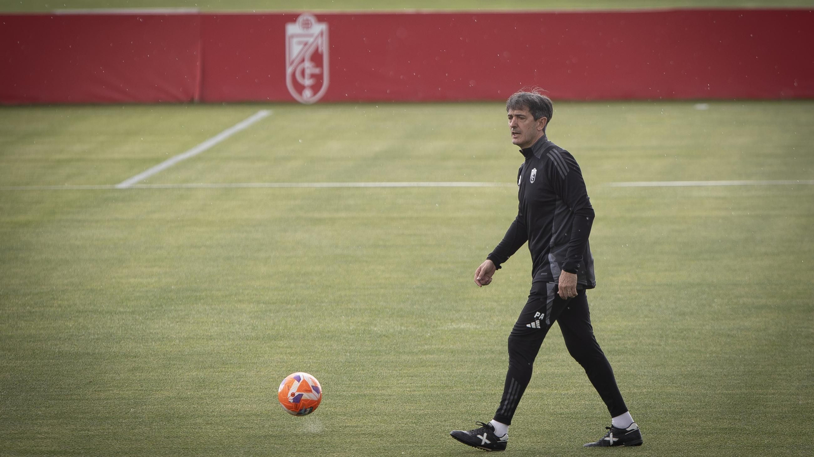 Pacheta, técnico del Granada, en un entrenamiento de los rojiblancos.