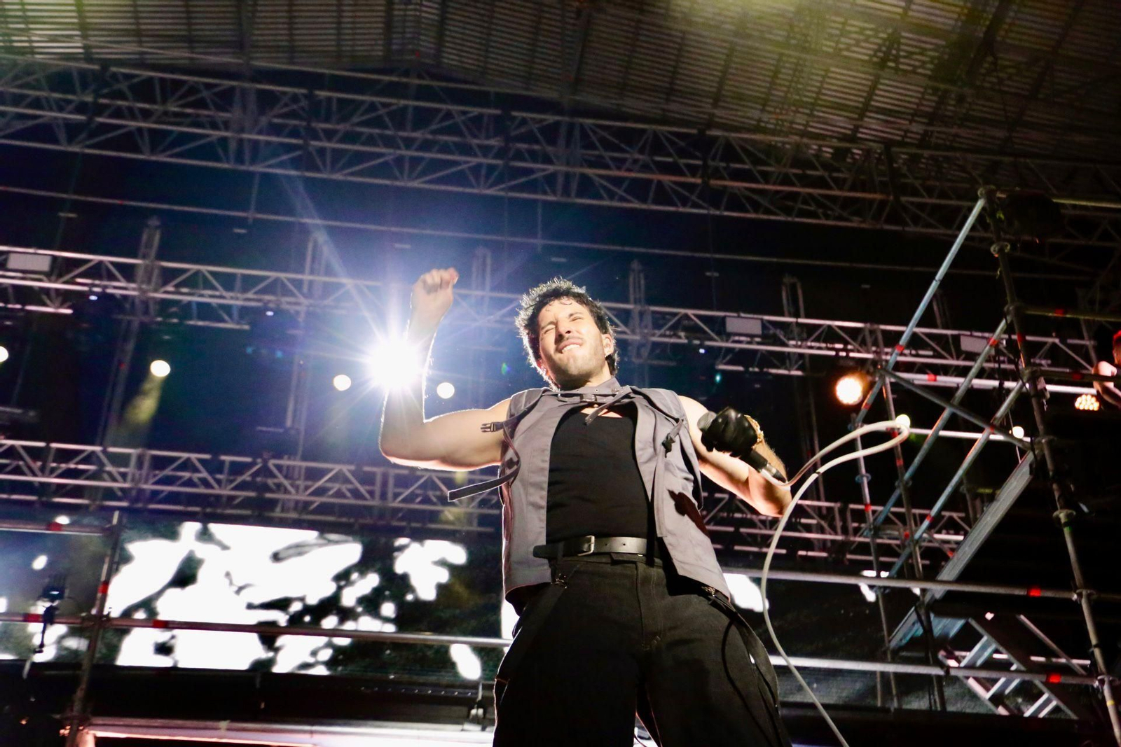 Sebastián Yatra durante el concierto ofrecido el domingo en la plaza de Toros de Almería.