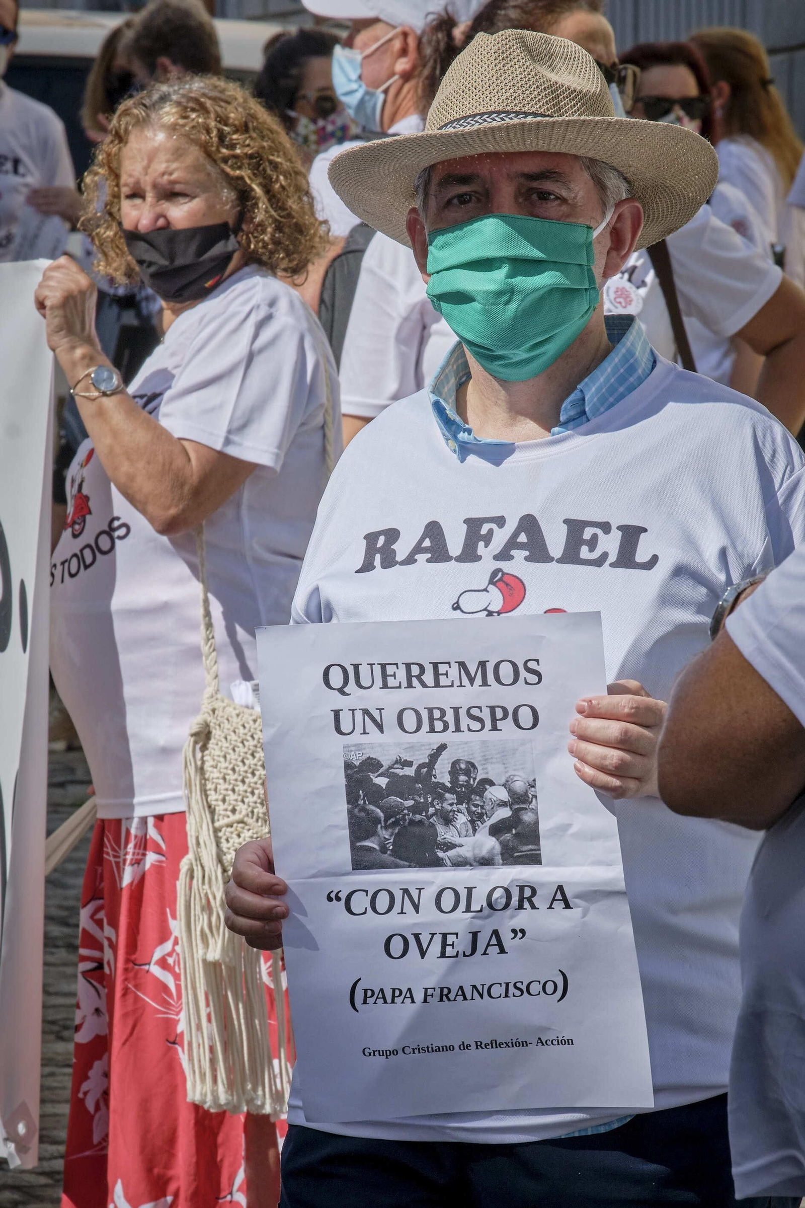 Concentración de apoyo a Rafael Vez, frente a la Catedral.