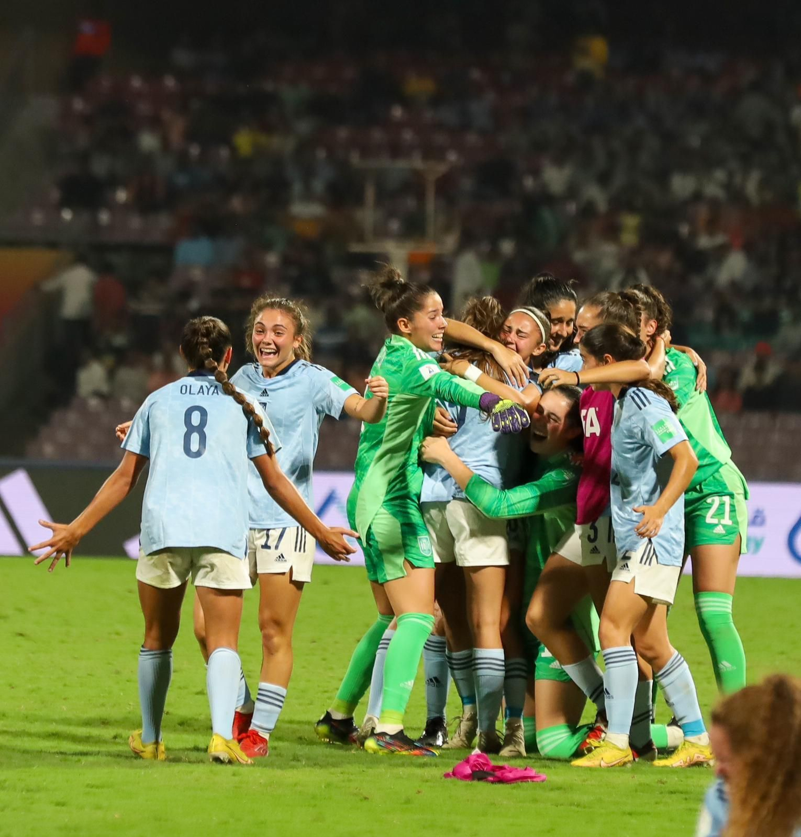 Marina celebra con sus compañeras el título al final del partido.