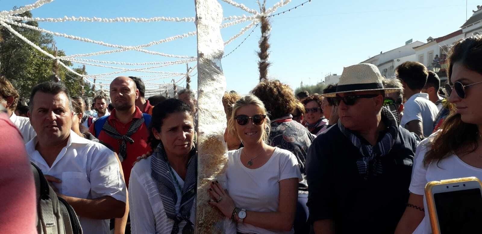 Dos mujeres portan una de las ráfagas de la Virgen.