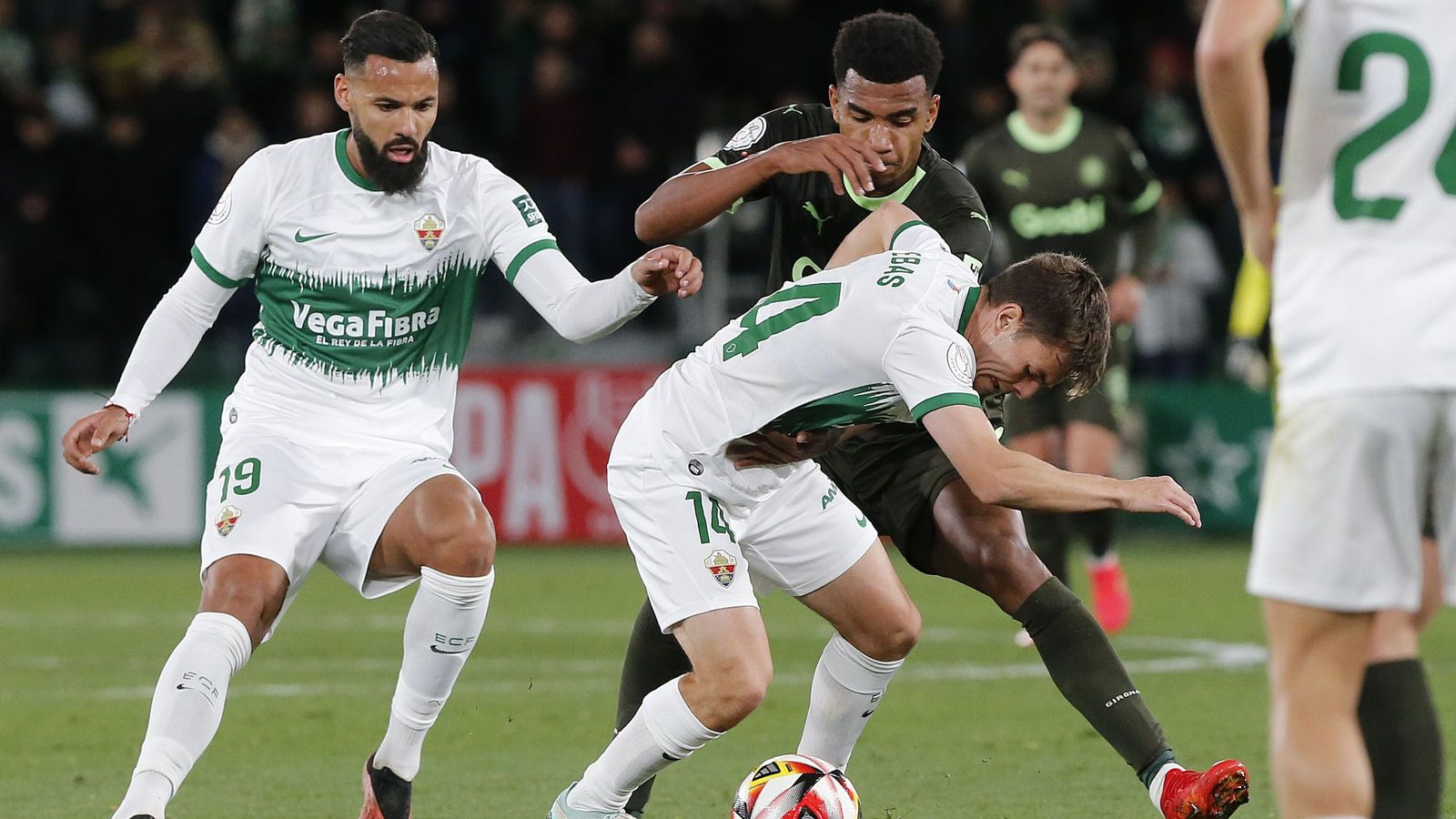 El centrocampista Aleix Febas trata de sortear la presión de un rival durante un encuentro de este curso en Copa del Rey.